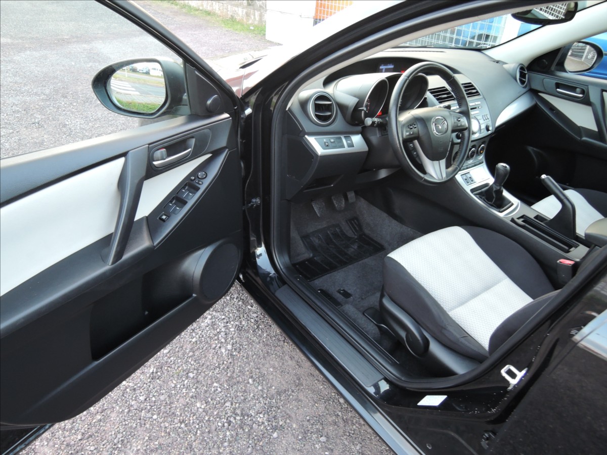 mazda-3-1-6-i-16v-90th-anniversary - 7