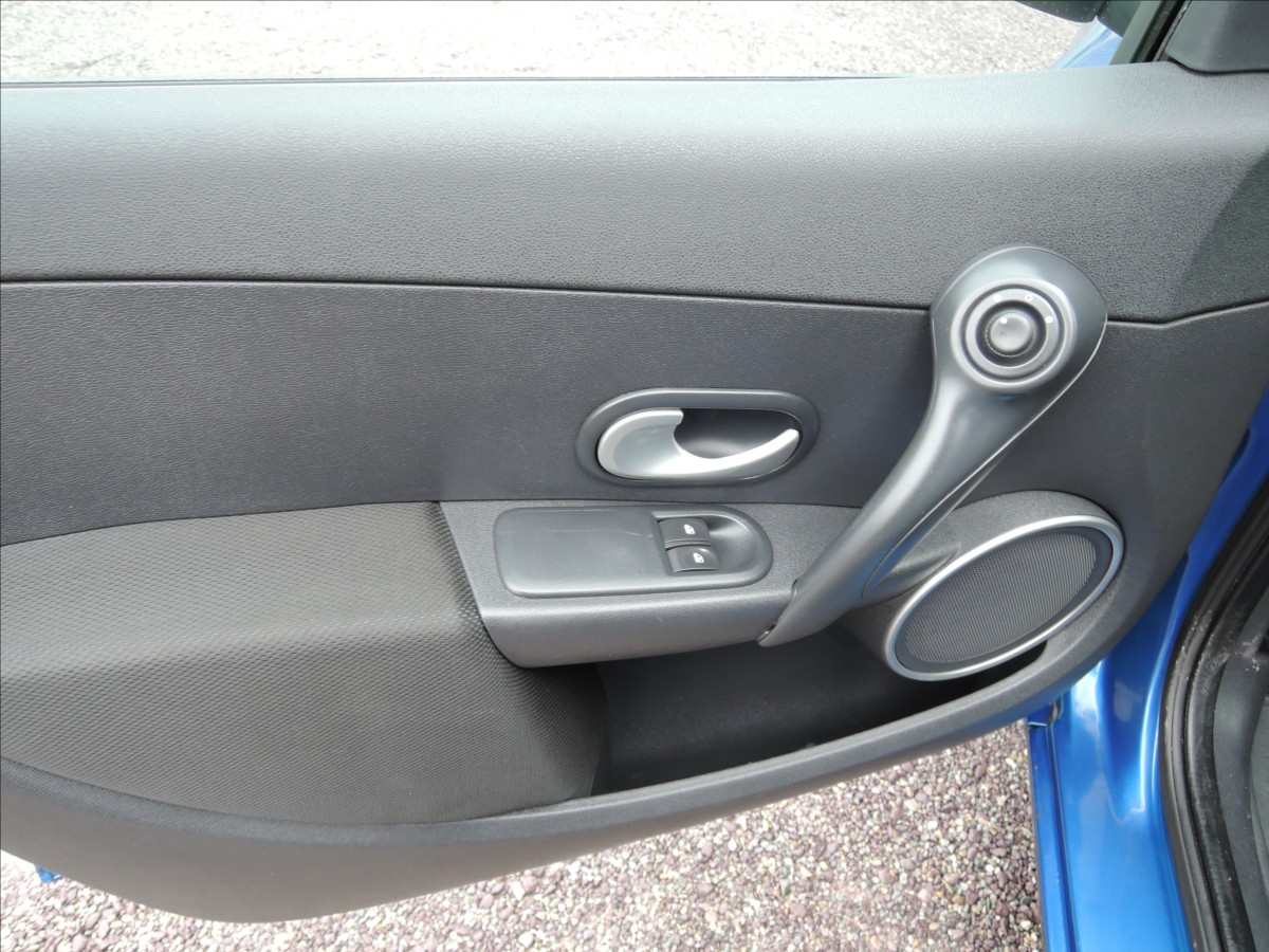 renault-clio-1-2-16v-75k-authentique-sport - 9