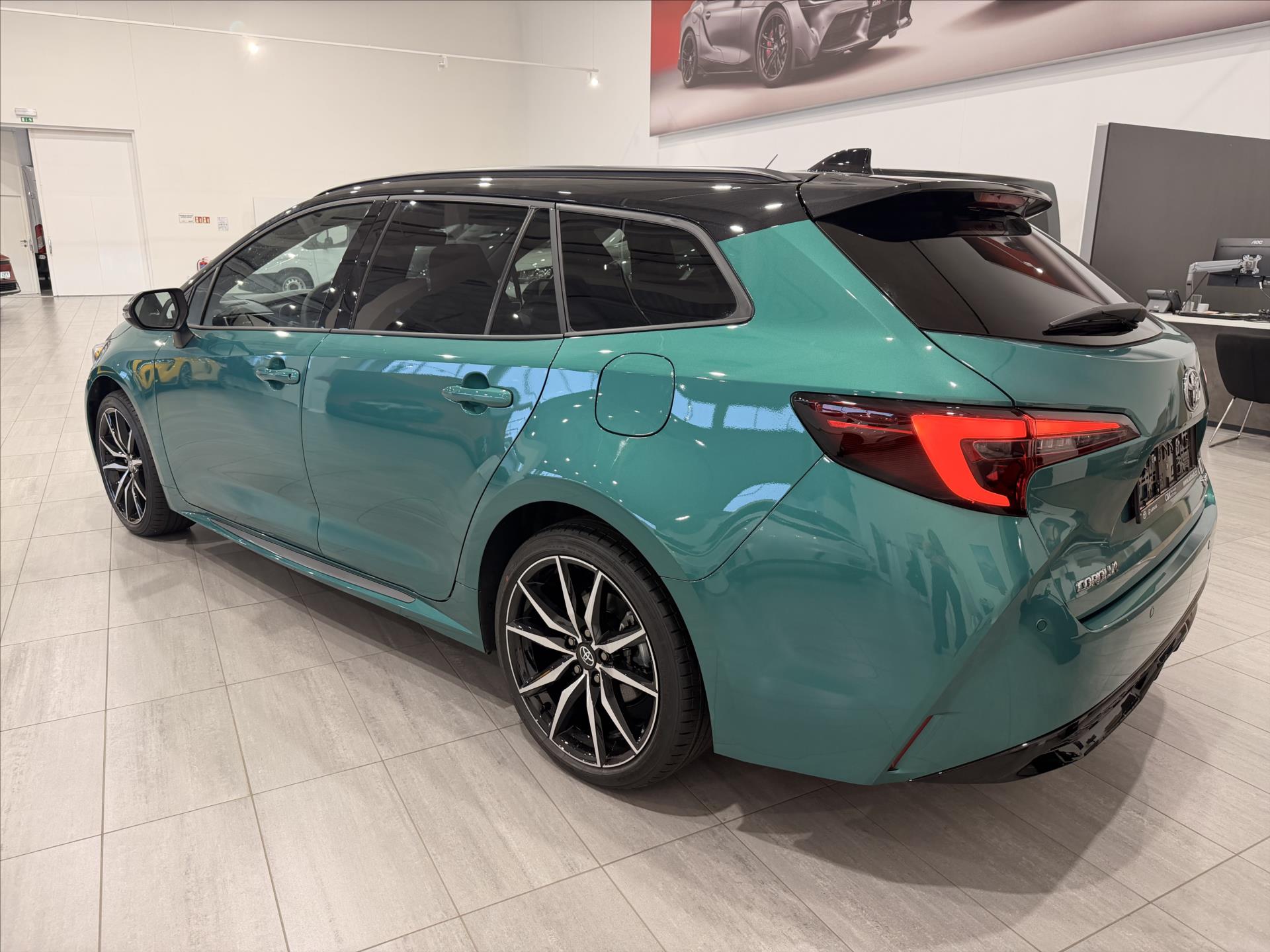 toyota-corolla-1-8-hybrid-140k-gr-sport - 2