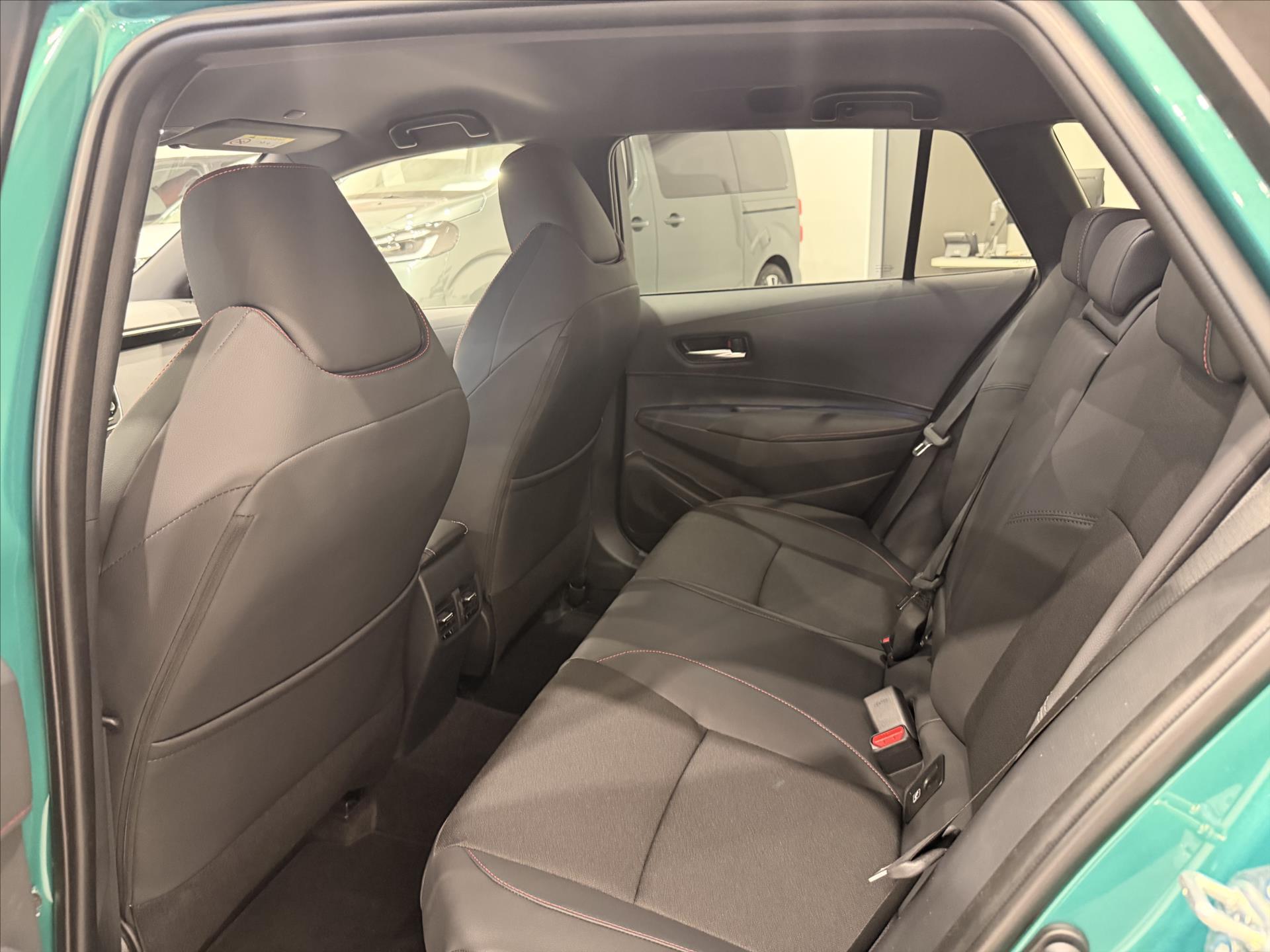 toyota-corolla-1-8-hybrid-140k-gr-sport - 9