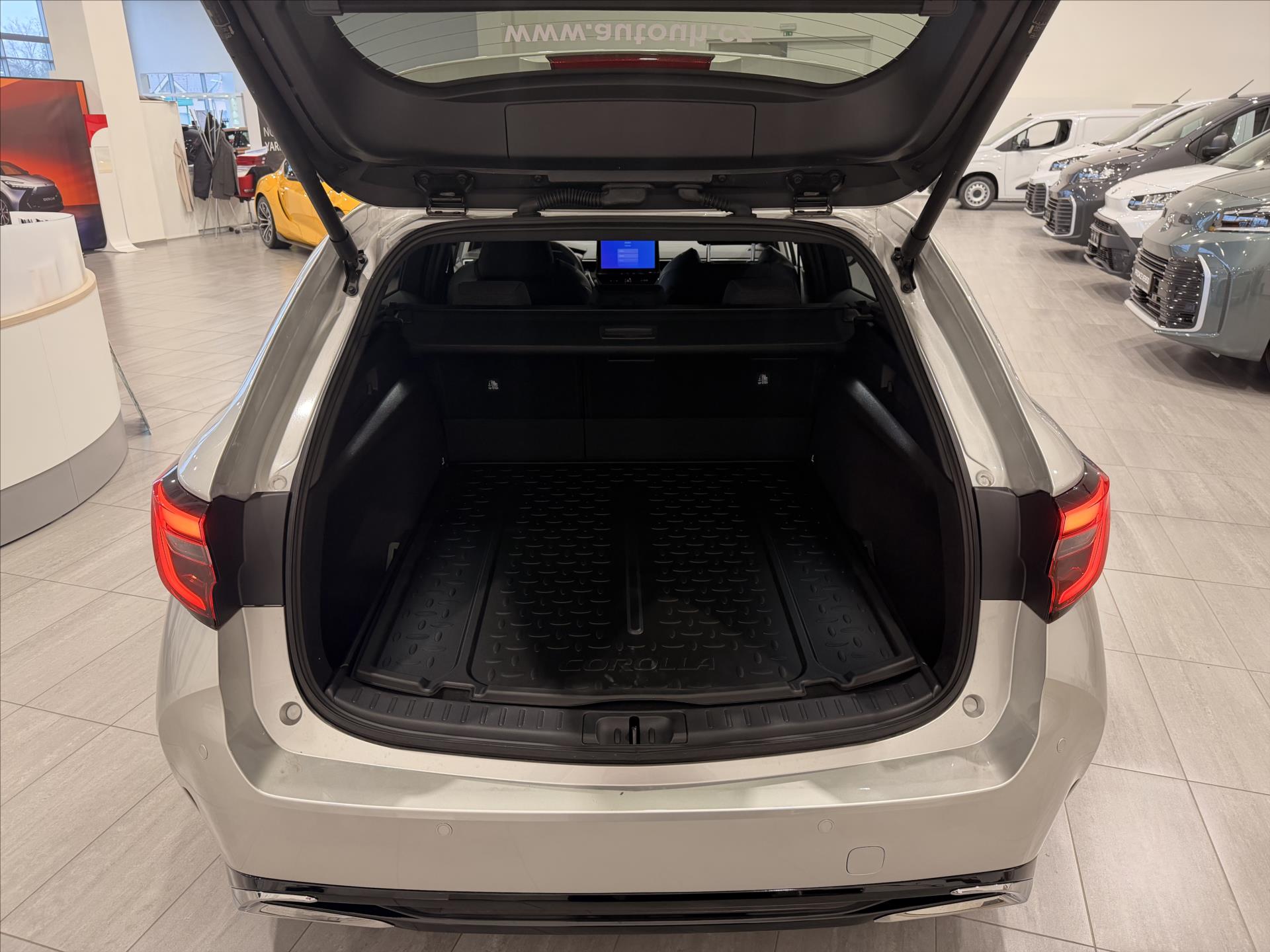 toyota-corolla-1-8-hybrid-140k-style - 4