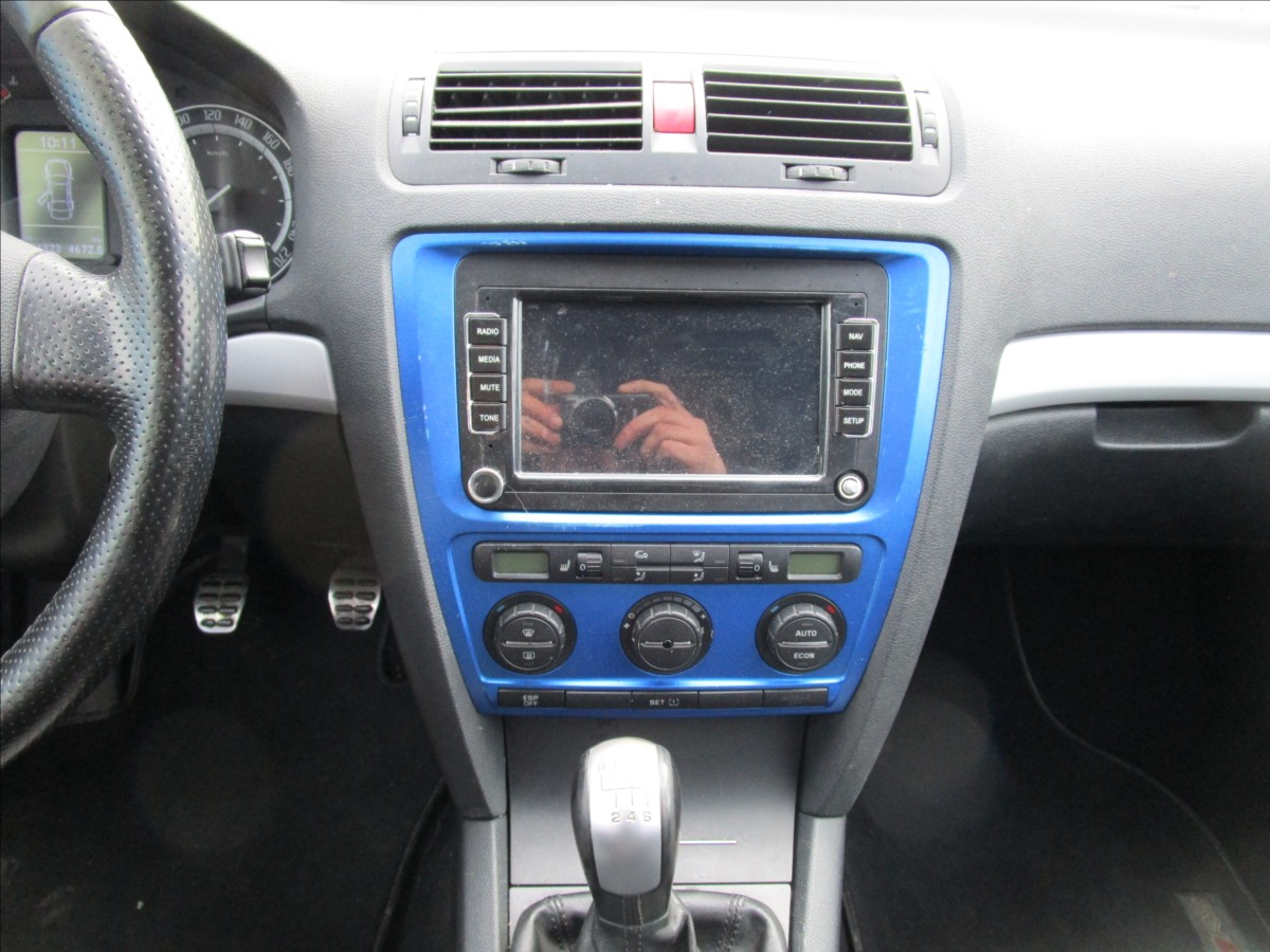 skoda-octavia-combi-2-0tdi-rs-aut-klima - 8