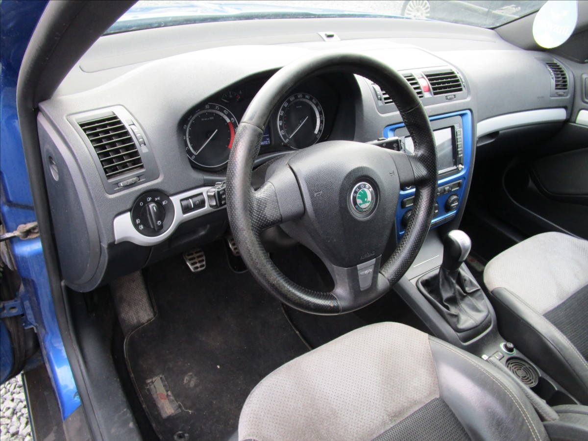 skoda-octavia-combi-2-0tdi-rs-aut-klima - 9