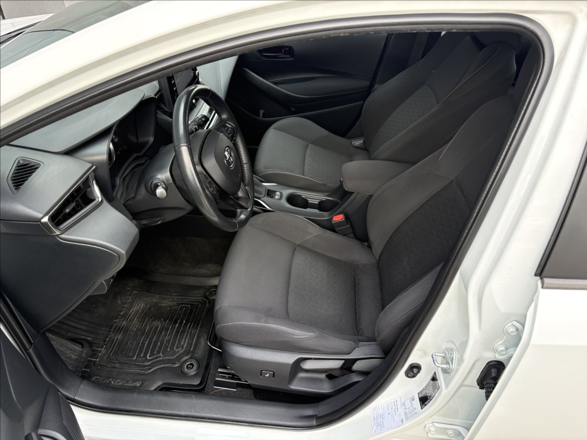 toyota-corolla-1-8-hybrid-automat-1maj-cz - 9