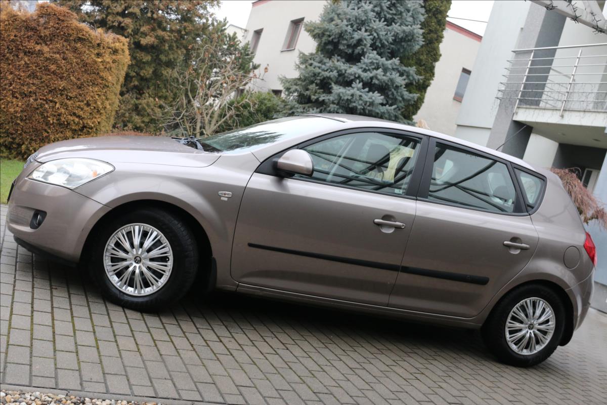 kia-ceed-1-6-cr-2-majitel-klima - 9