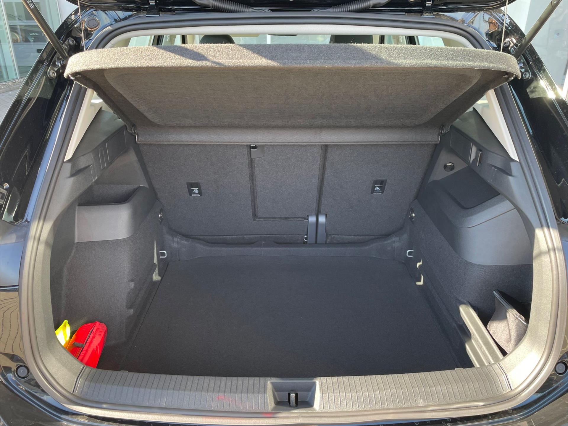 volkswagen-tiguan-1-5-etsi-96kw-mhev-limited - 9