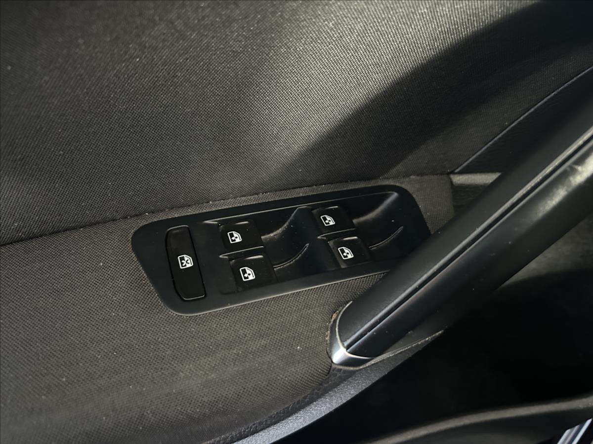 volkswagen-golf-1-2-tsi-lounge-serviska-2-maj - 9