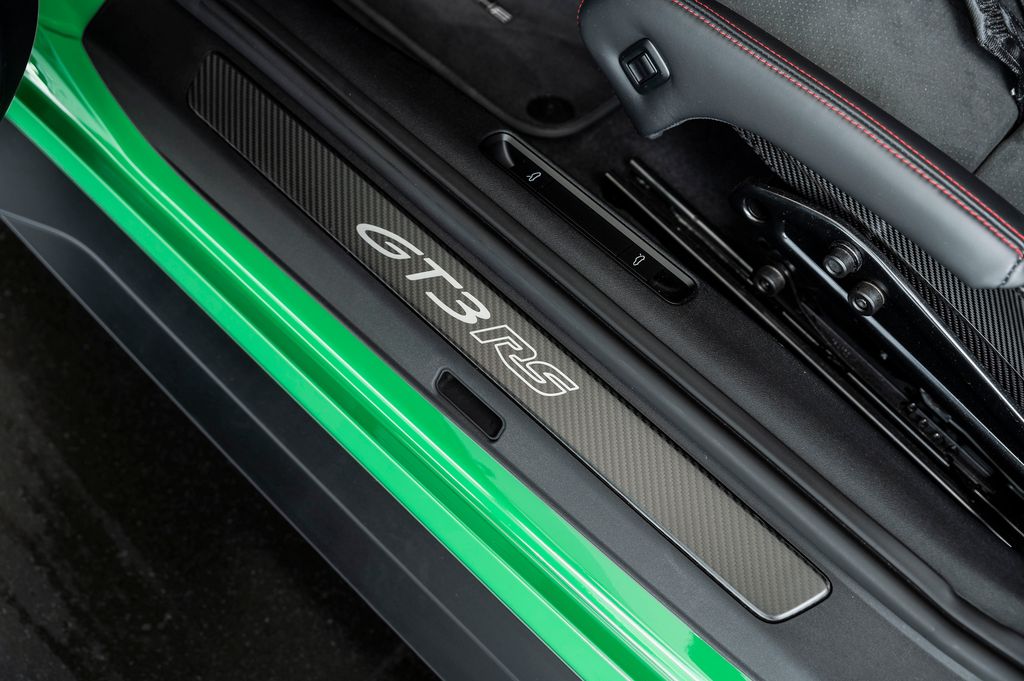 porsche-911-gt3-rs-weissach-skladem - 8