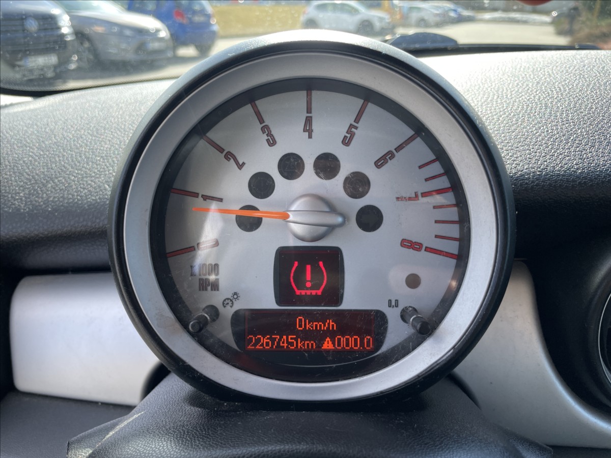 mini-cooper-1-6-i-88kw-klima-alu-bez-koroze - 9