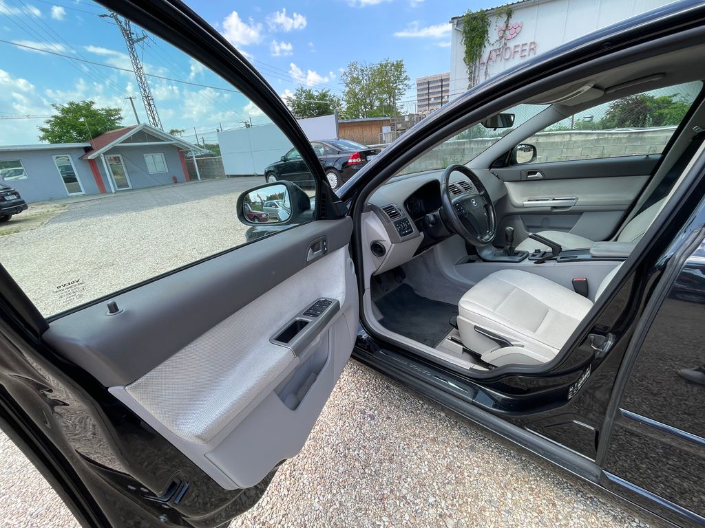 volvo-s40-1-6d-84kw-nove-vstriky - 9