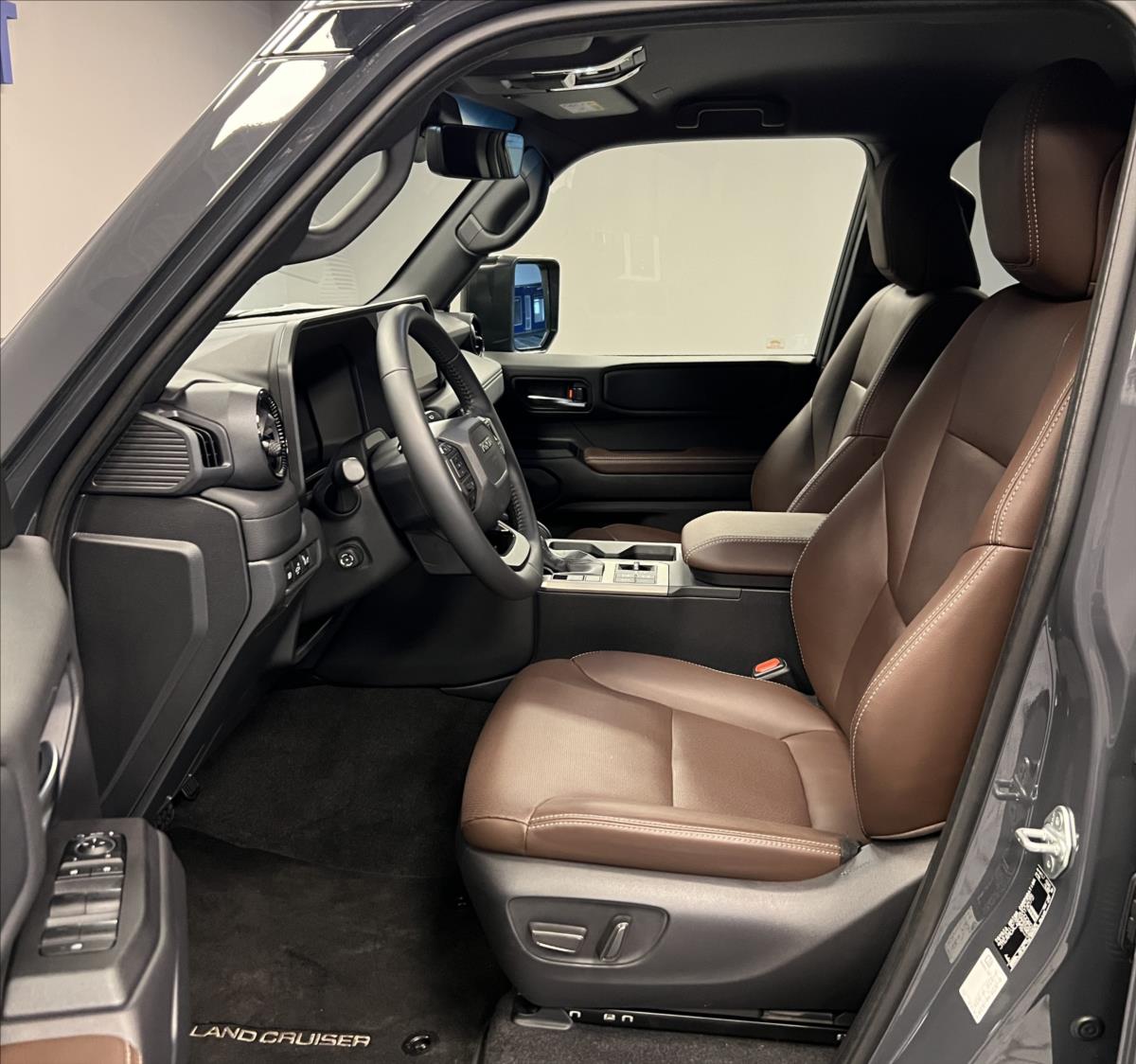 toyota-land-cruiser-2-8-at-invincible - 9