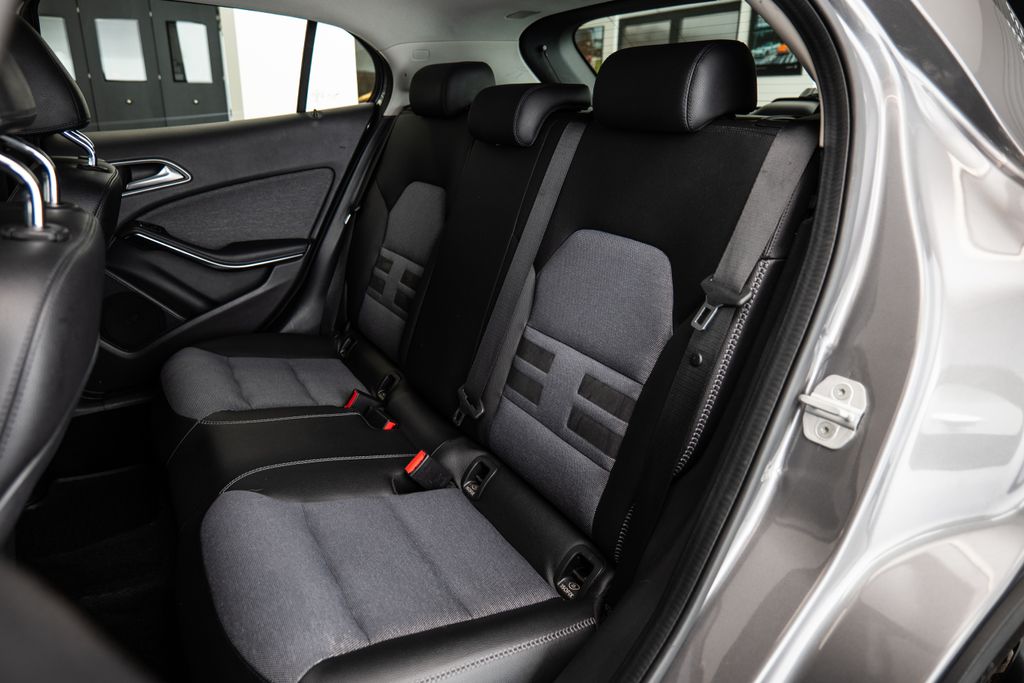 mercedes-benz-gla-d-4matic-vyhrivana-sedadla-par - 9