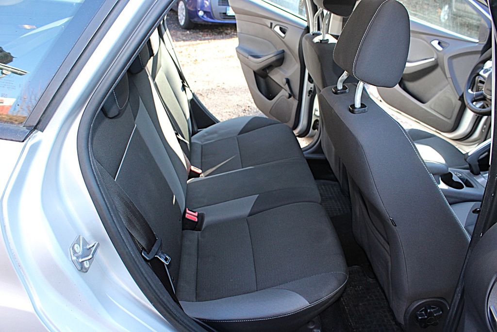 ford-focus-kombi-1-0i-92-kw - 9