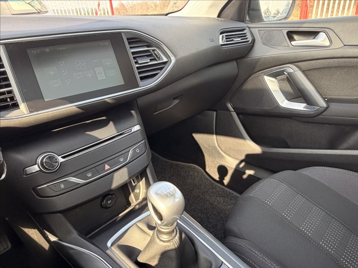 peugeot-308-2-0-hdi-110kw-panorama - 9