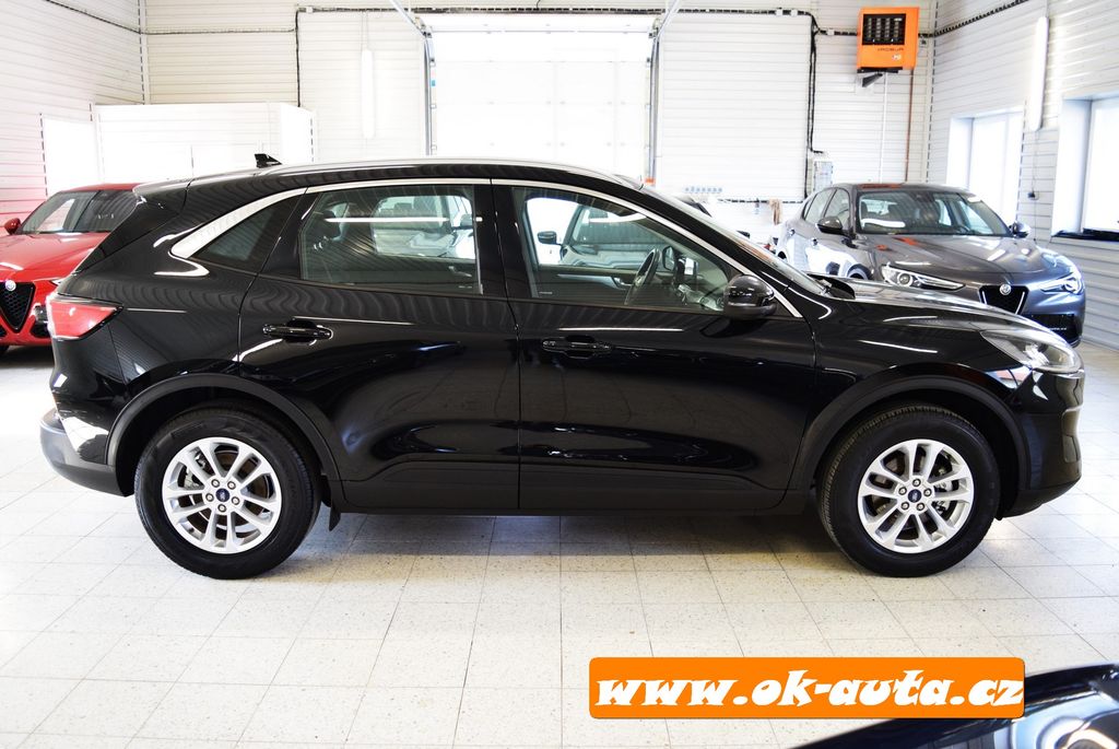 ford-kuga-2-5-hybrid-awd-titanium-2022-2 - 8