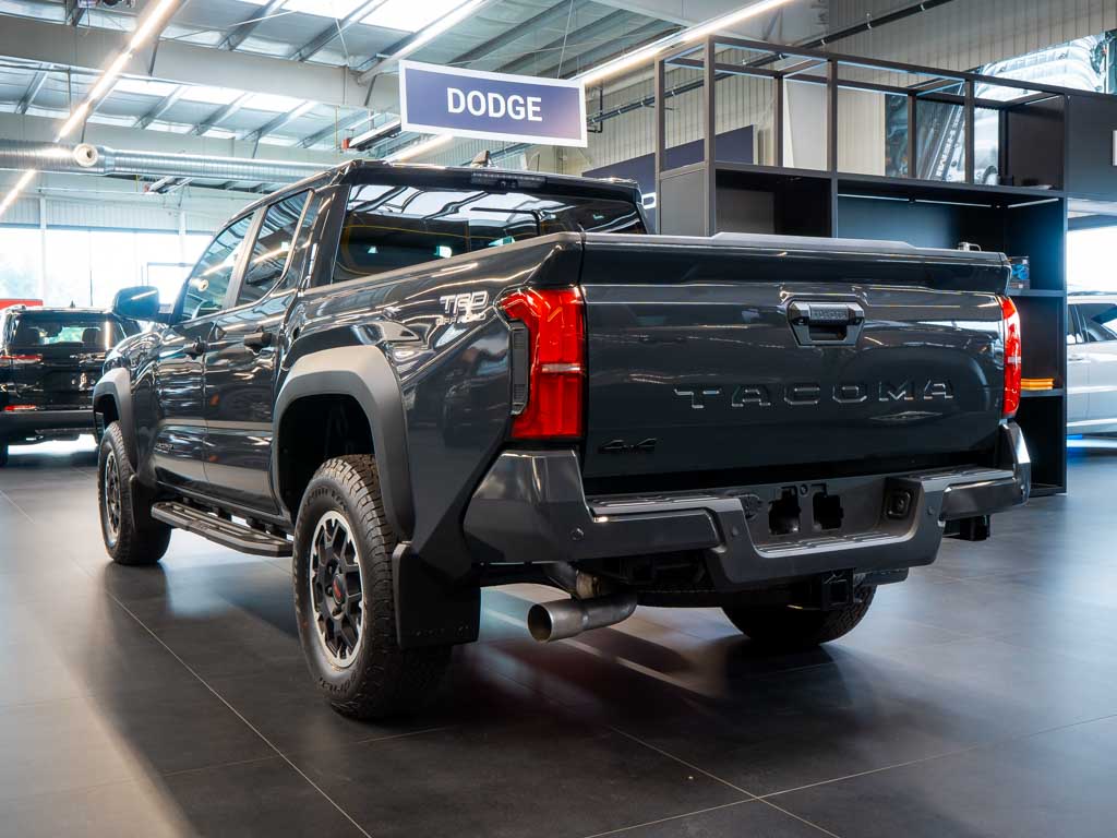 toyota-tacoma-2-4-off-road-premium-4x4 - 2