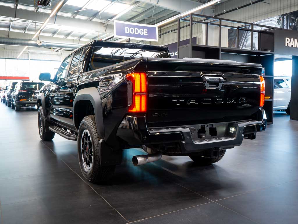 toyota-tacoma-2-4-trd-off-road-premium-4x4 - 2