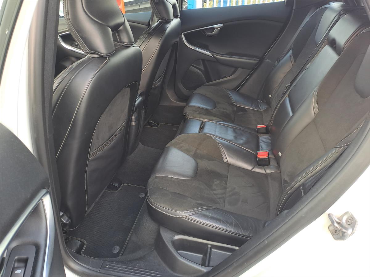 volvo-v40-1-6-d2-r-design - 5