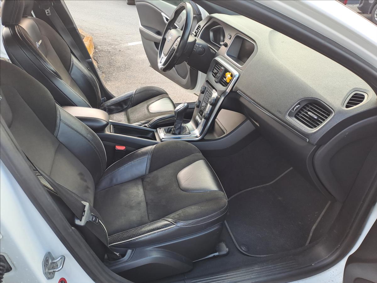 volvo-v40-1-6-d2-r-design - 7