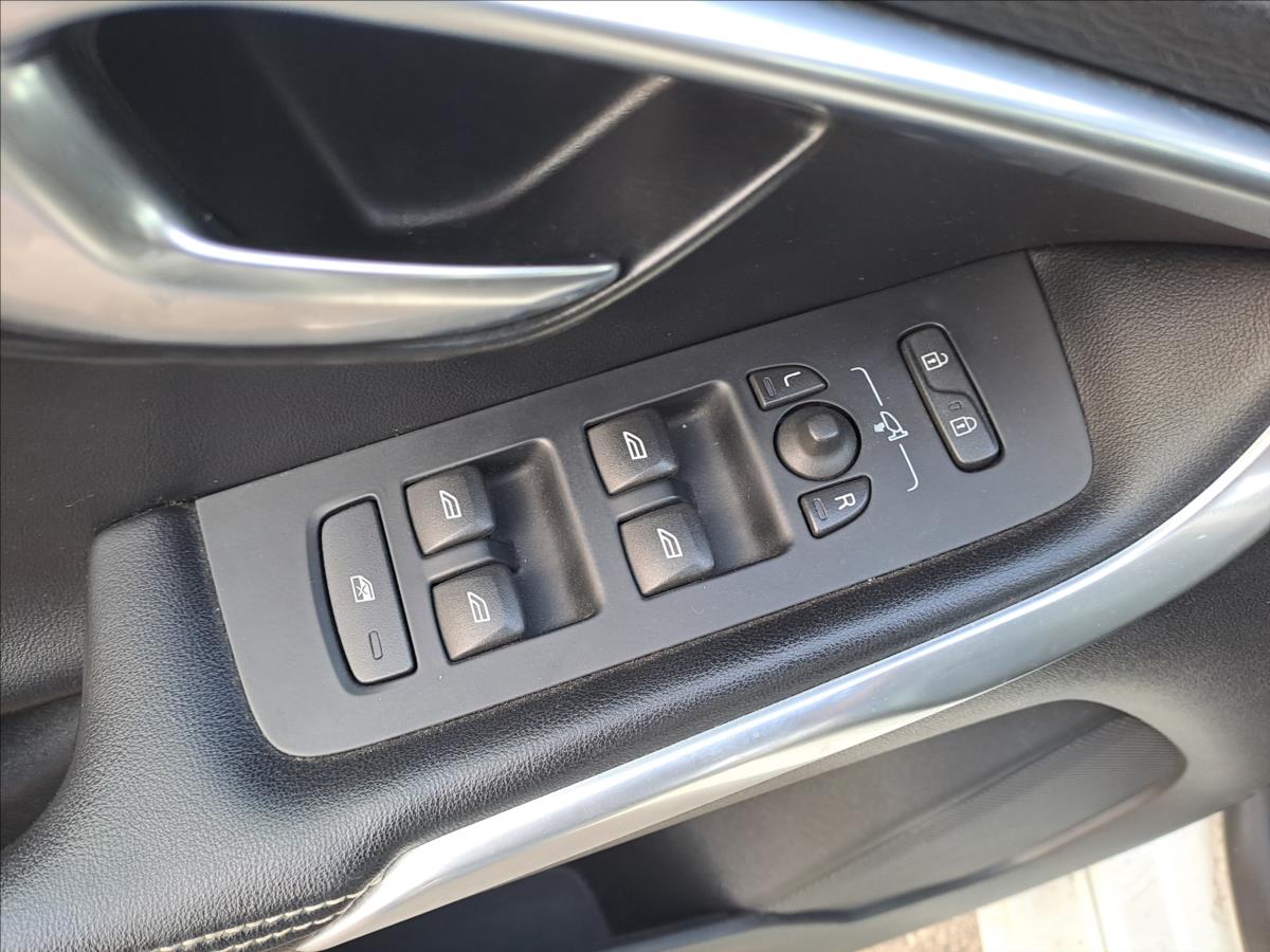 volvo-v40-1-6-d2-r-design - 9