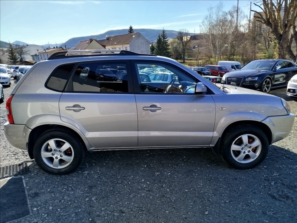 hyundai-tucson-2-0-i-104kw-bohata-vybava - 6