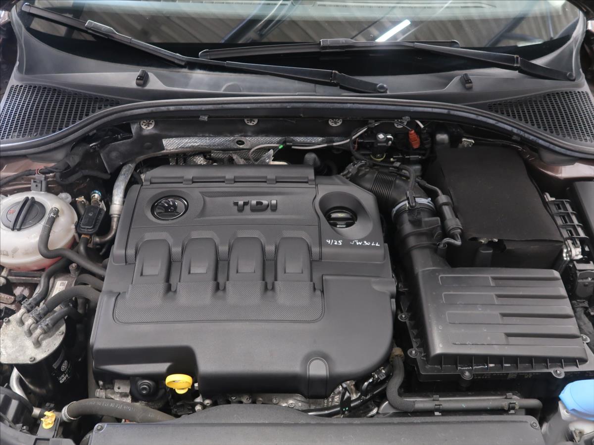 skoda-octavia-2-0-tdi-4x4-elegance-xenony - 8