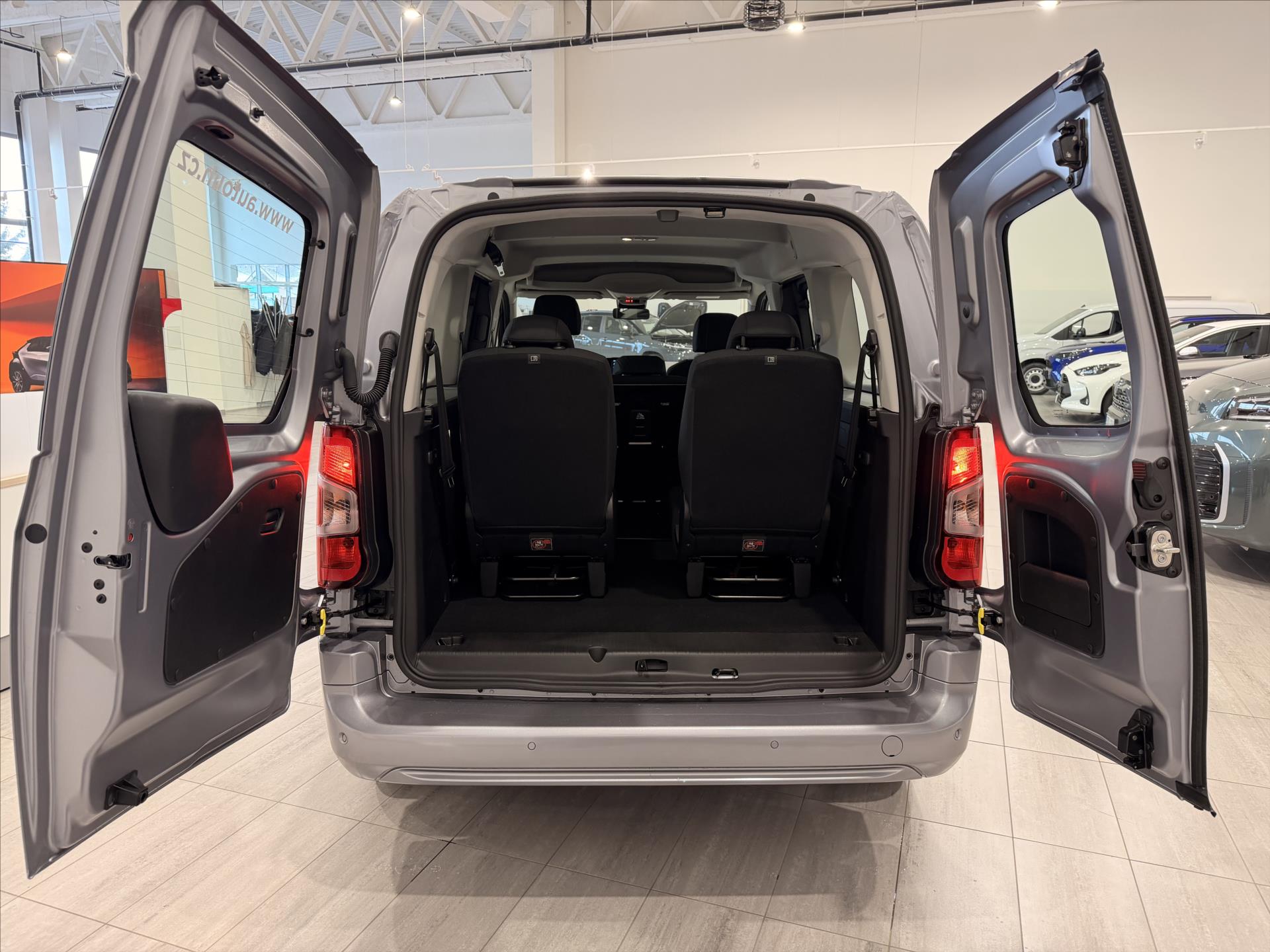 toyota-proace-city-verso-1-5-diesel-130hp-8at-lwb-7mist - 3