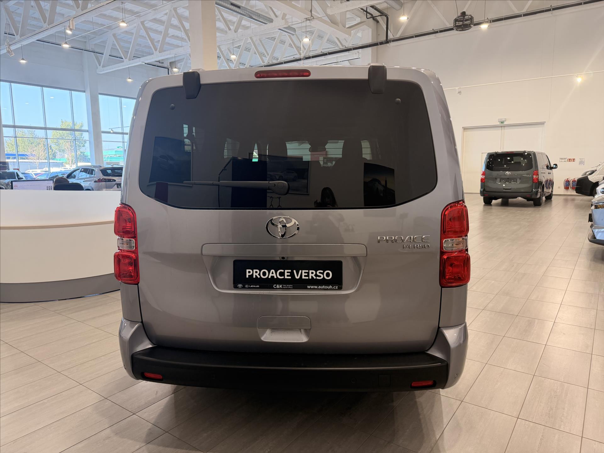 toyota-proace-verso-2-0-diesel-177hp-l2-8at-family - 3