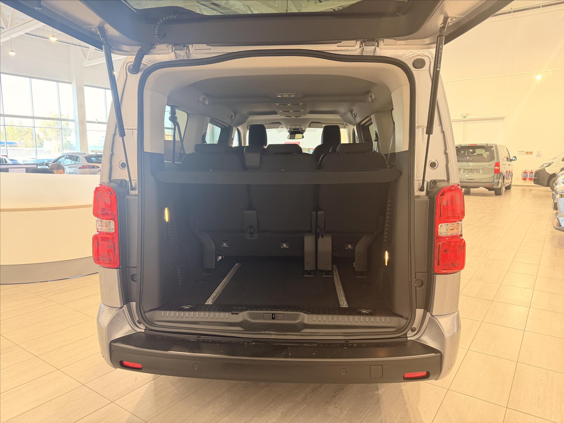 toyota-proace-verso-2-0-diesel-177hp-l2-8at-family - 4