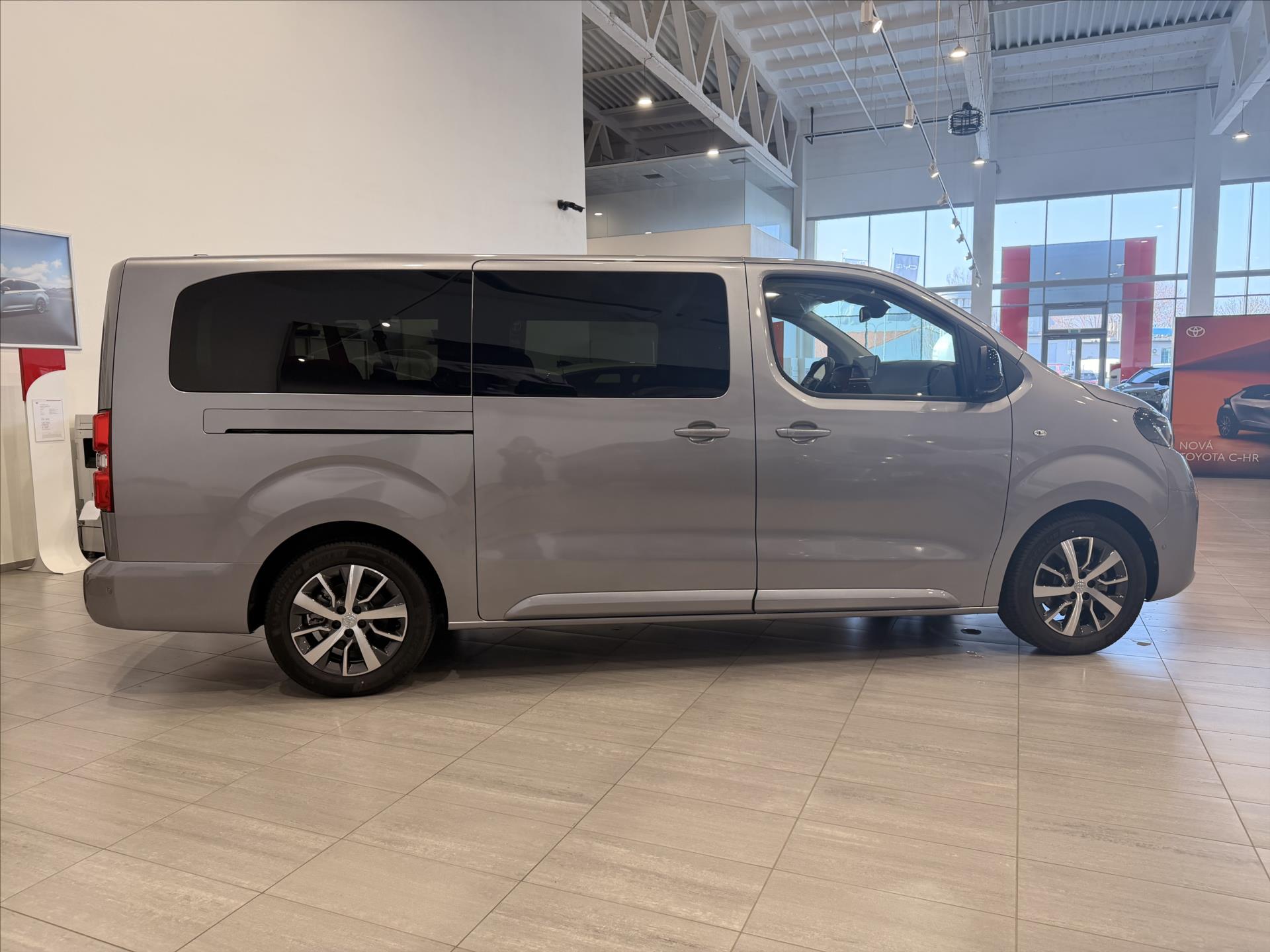 toyota-proace-verso-2-0-diesel-177hp-l2-8at-family - 5