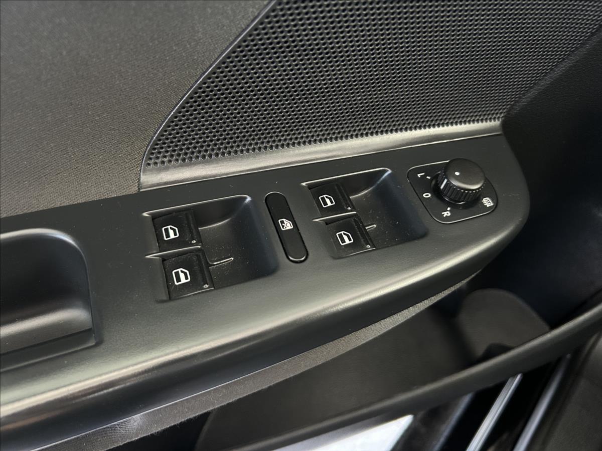 volkswagen-golf-1-6-tdi-serviska-2-majitel - 9