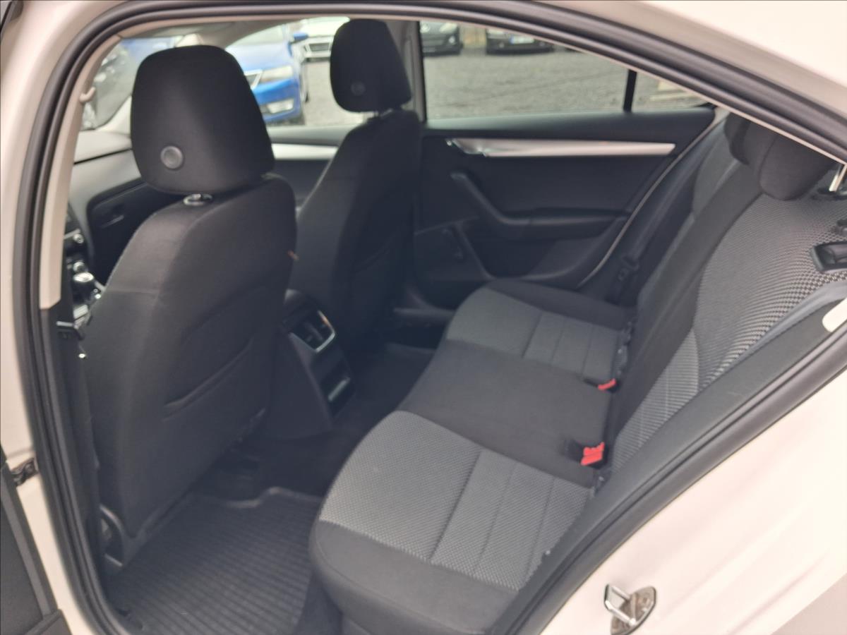 skoda-octavia-1-6-1-6-tdi-po-servisu-dph - 8