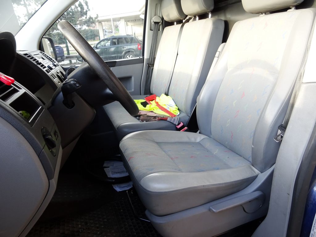 volkswagen-transporter-2-5tdi-96kw-l2h1-celek-na-nd - 8