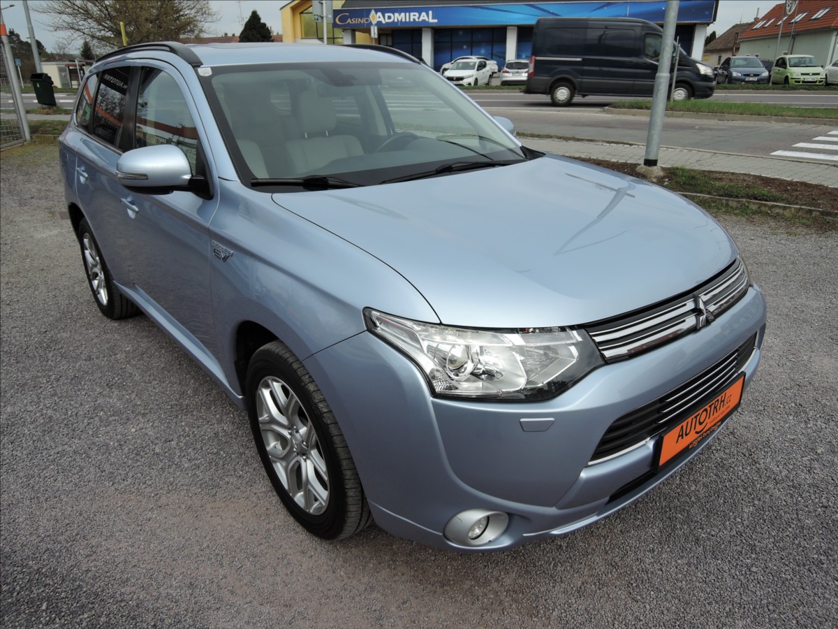 mitsubishi-outlander-2-0-phev-4x4-1-maj-servis-kuze - 1