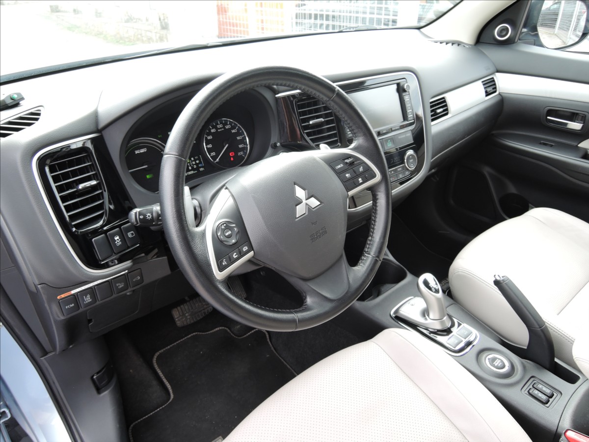 mitsubishi-outlander-2-0-phev-4x4-1-maj-servis-kuze - 8