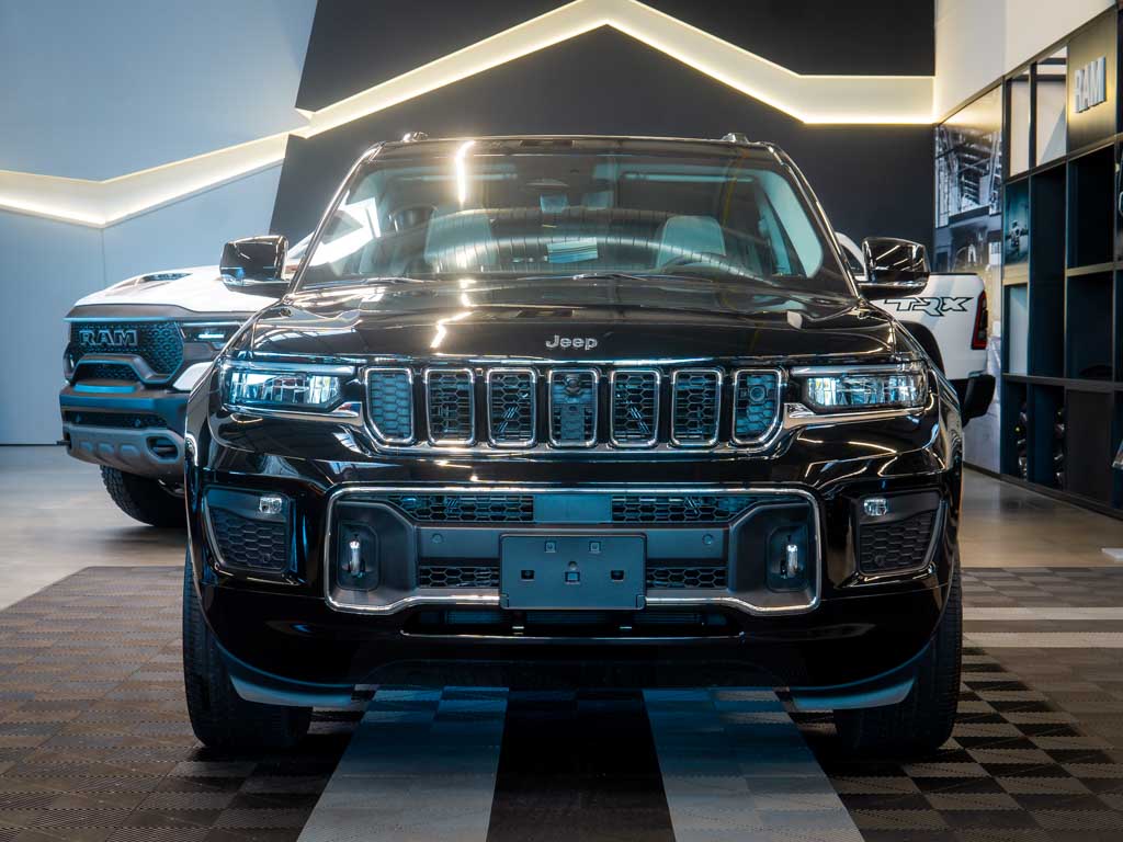 jeep-grand-cherokee-5-7-v8-overland-l-headup - 9