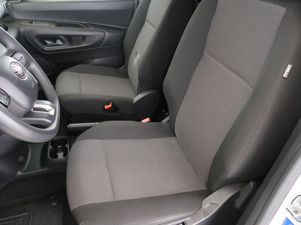 toyota-proace-1-2vvt-i-at-cz-1maj-dph-active - 8