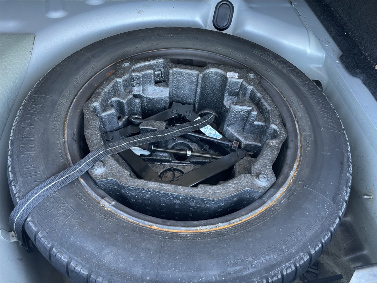 peugeot-407-1-6-hdi-80kw-sw-velmi-dobry-stav - 9