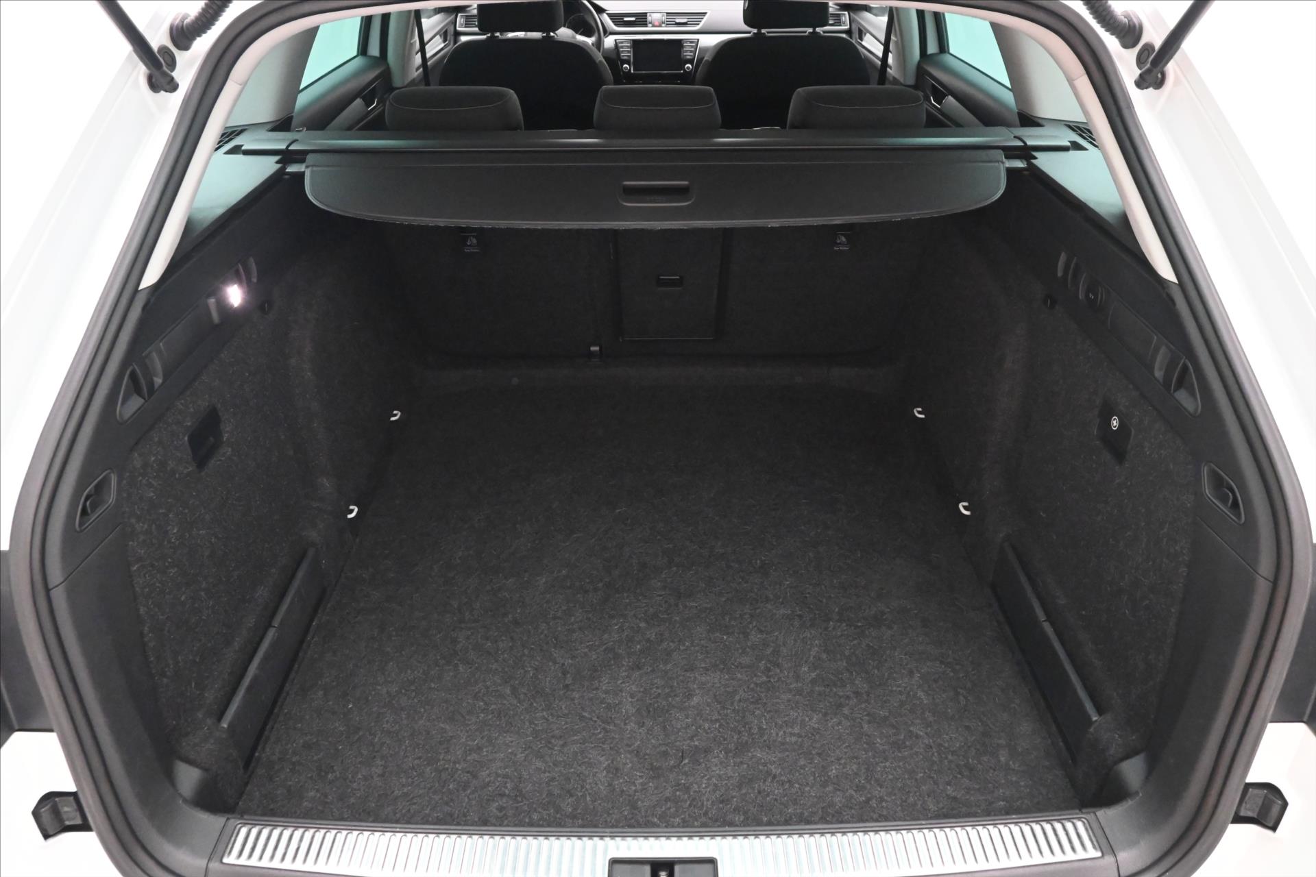 skoda-superb-1-6-tdi-88-kw-navi-ambition-zaruka-az-5-let - 9