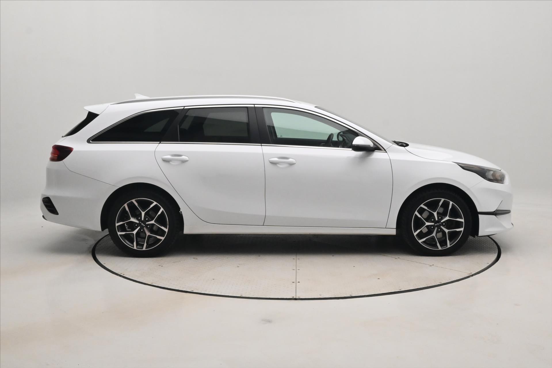 kia-ceed-1-5-t-gdi-117kw-sw-zaruka-az-5-let - 3