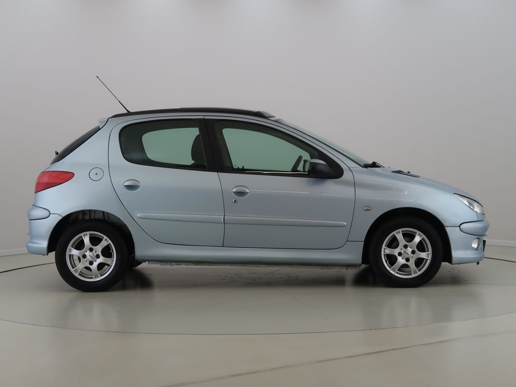 peugeot-206-1-4hdi-cz-1maj-ac-stresni-okno - 3