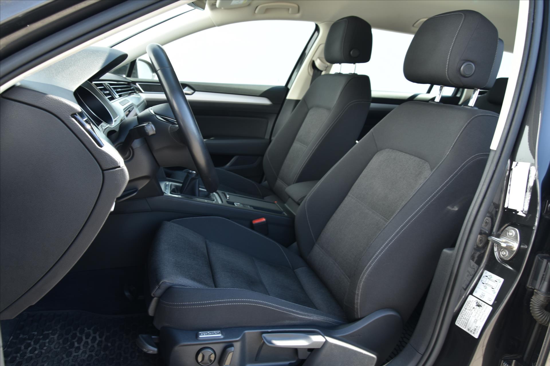 volkswagen-passat-1-6tdi-led-navigace-tazne - 9