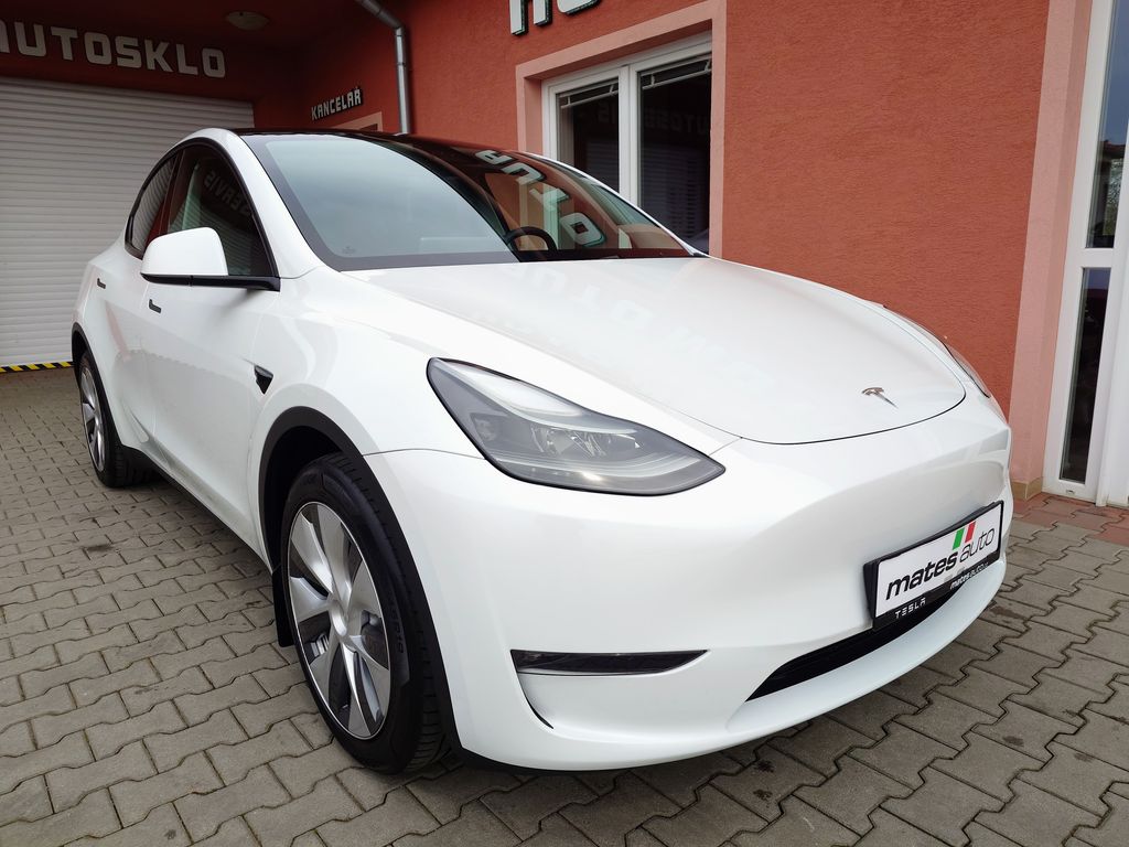 tesla-model-y-l-r-dual-motor-378-rezervace - 3