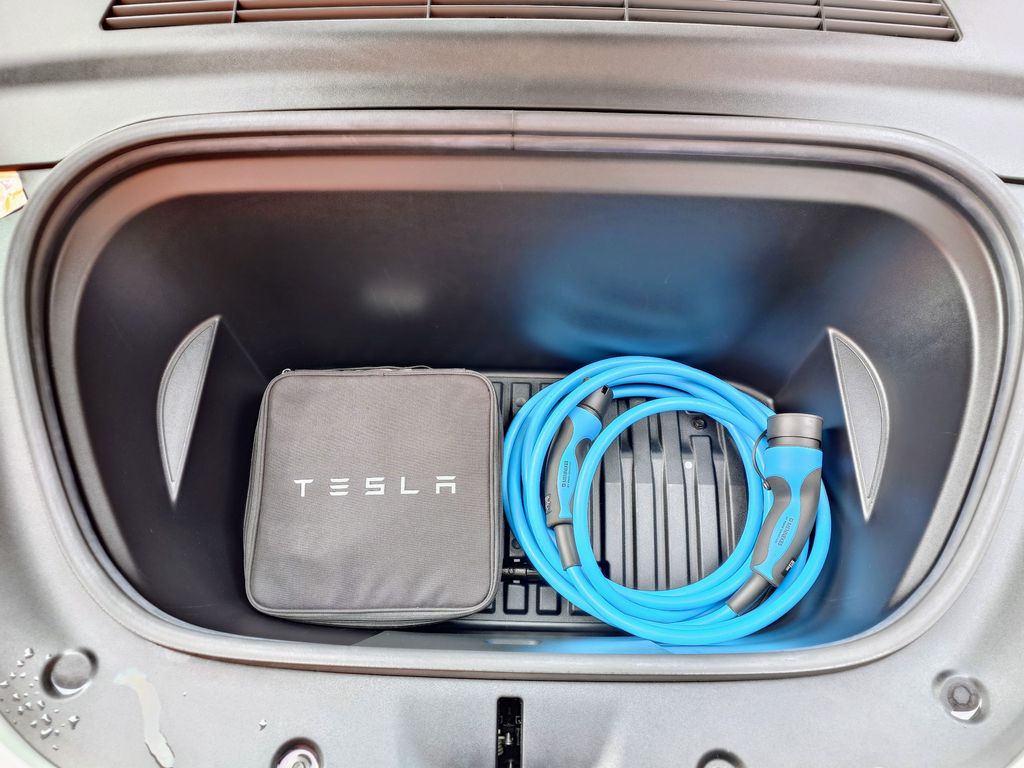 tesla-model-y-l-r-dual-motor-378-rezervace - 8