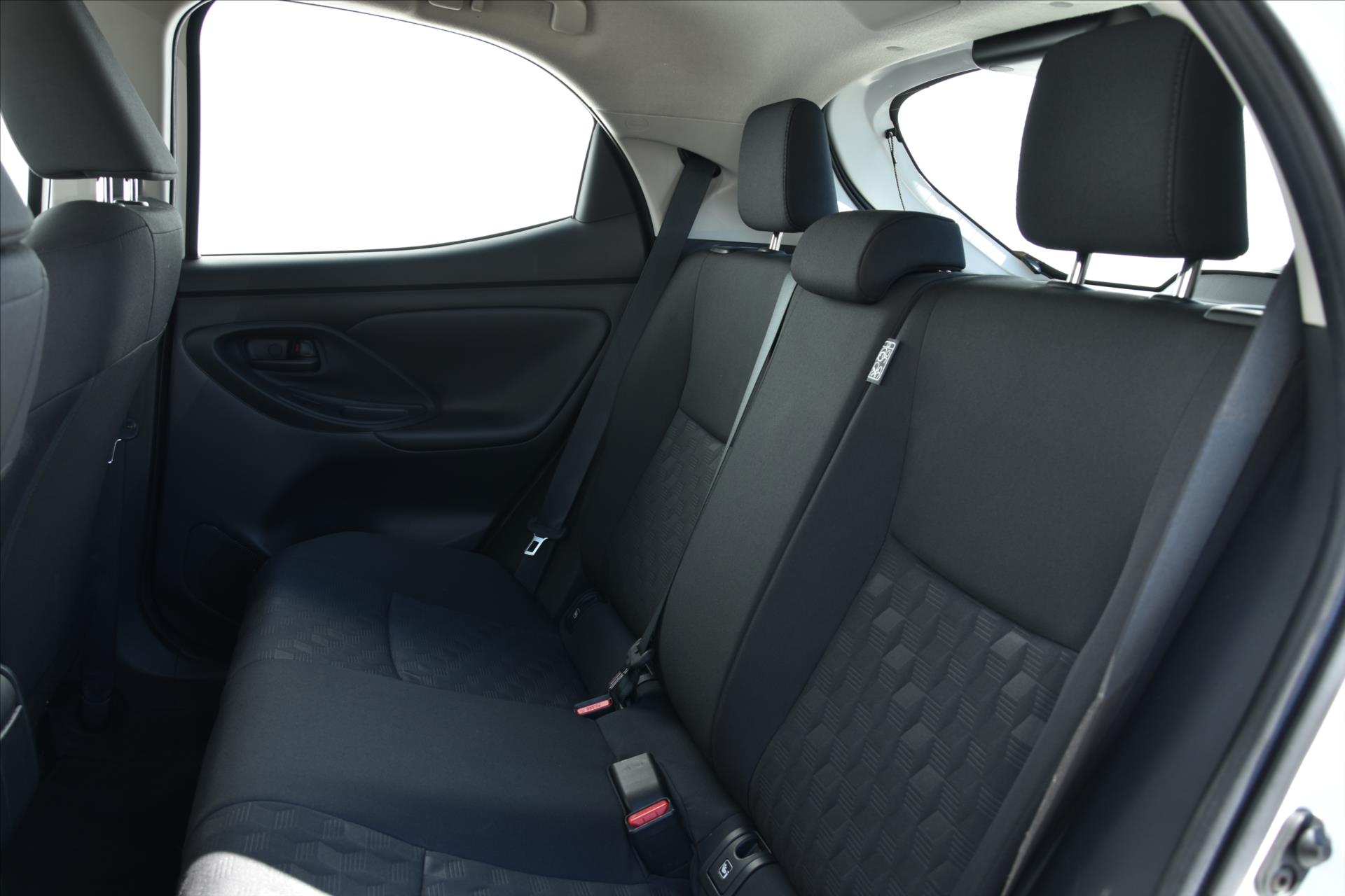 toyota-yaris-1-5-hybrid-e-cvt-a-t-acc - 9