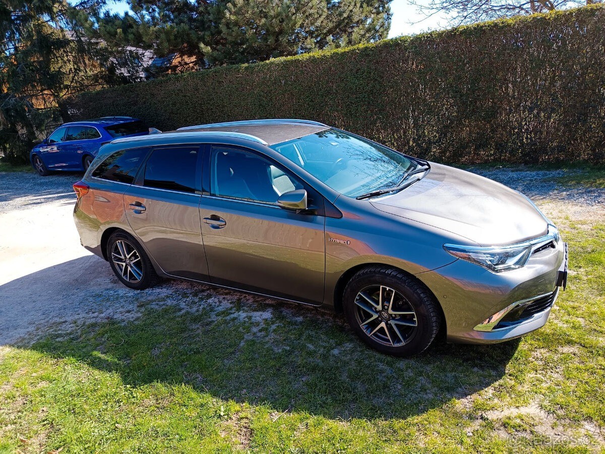 toyota-auris-1-8-ts-hybrid-executive-2018 - 4