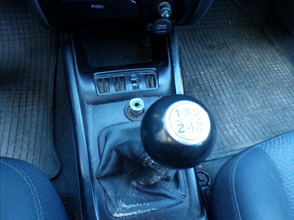 hyundai-elantra-1-6-16v-klima - 8