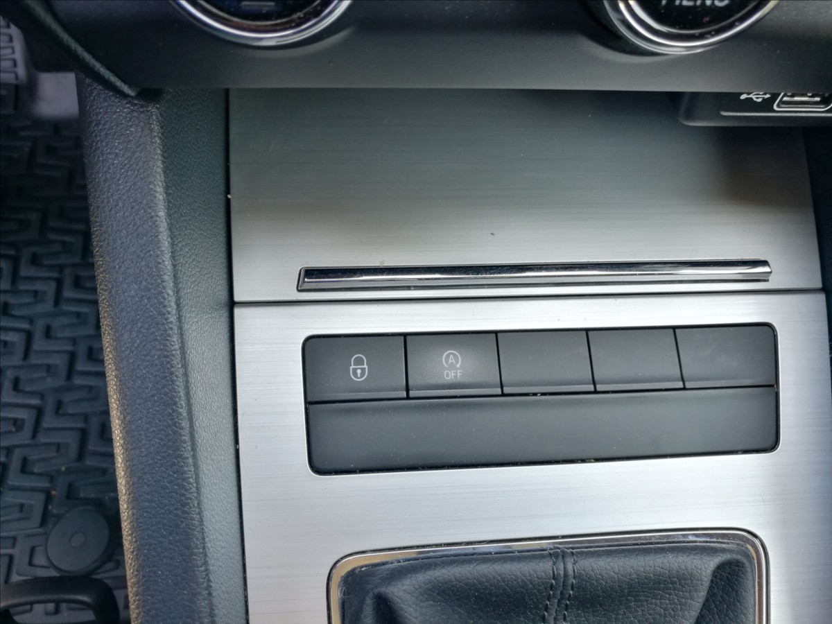 skoda-octavia-1-6-tdi-1-majitel-kombi - 9