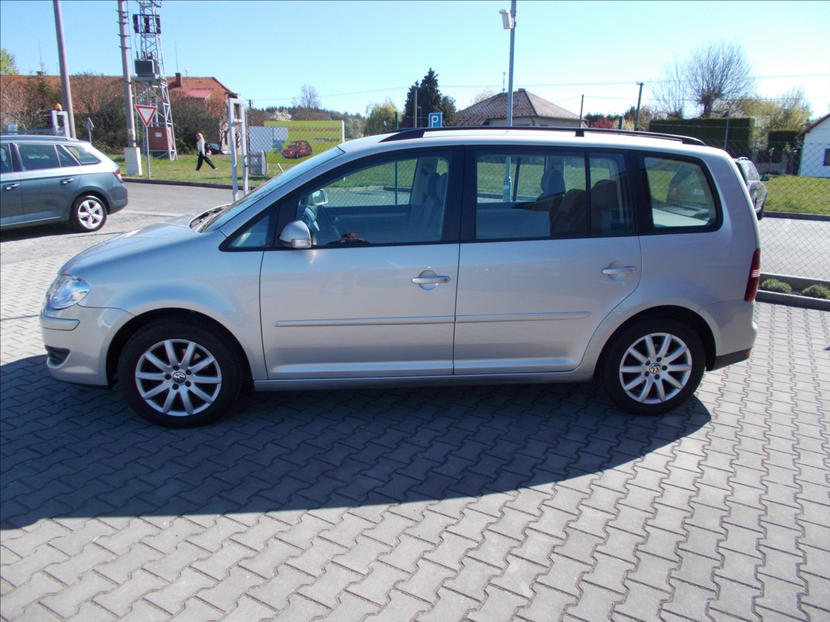 volkswagen-touran-1-9-tdi-webasto-navigace-tz - 4