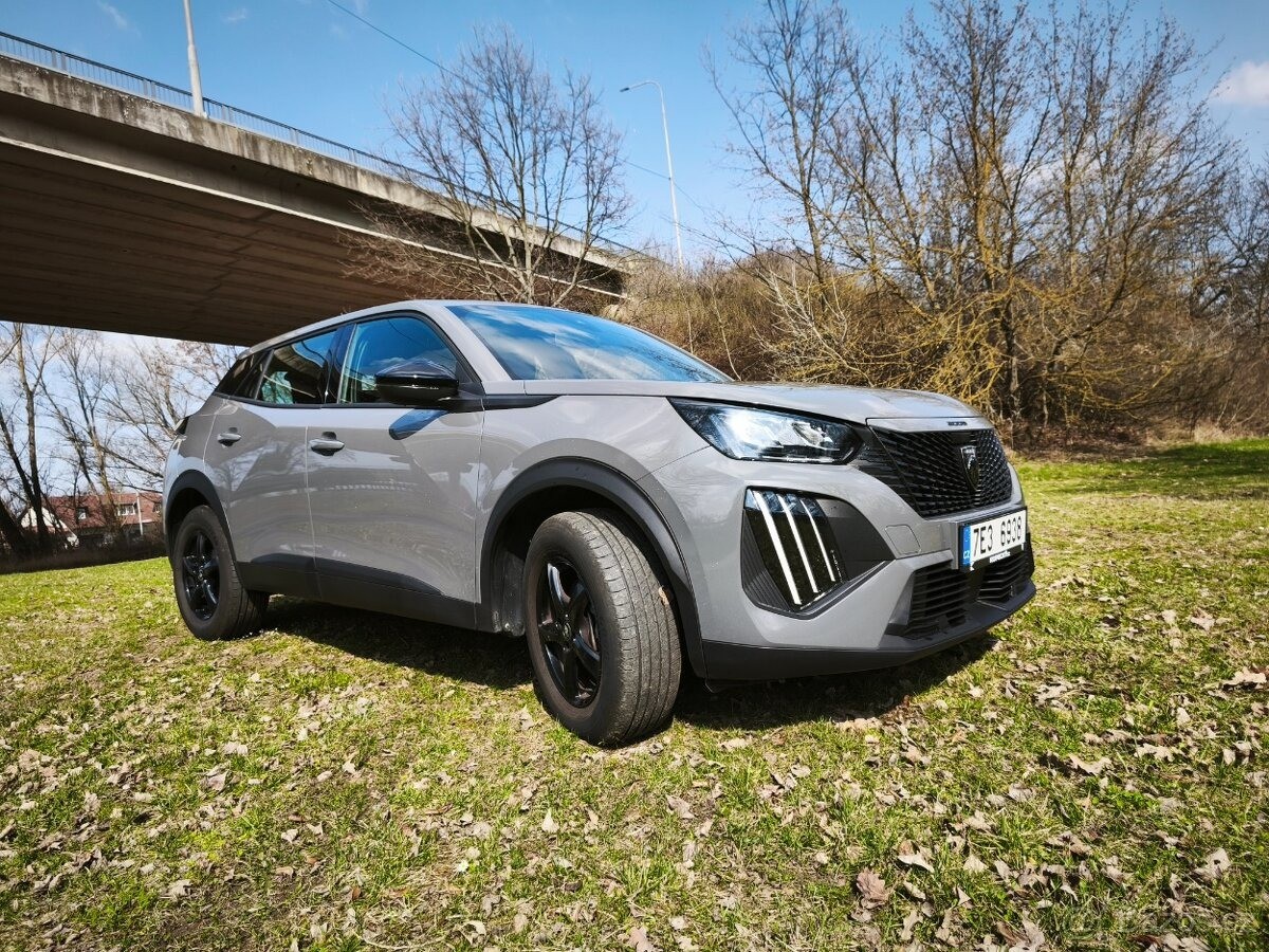 Peugeot 2008 1,2   PureTech (2024) – téměř nové.